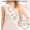 Banda Blanca Bride To Be (Letras Plata) 5 cm